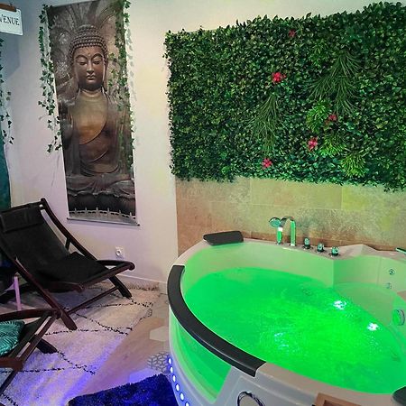 Maison Prestige Le Donjon Des Plaisirs Jacuzzi Montluel Exterior photo