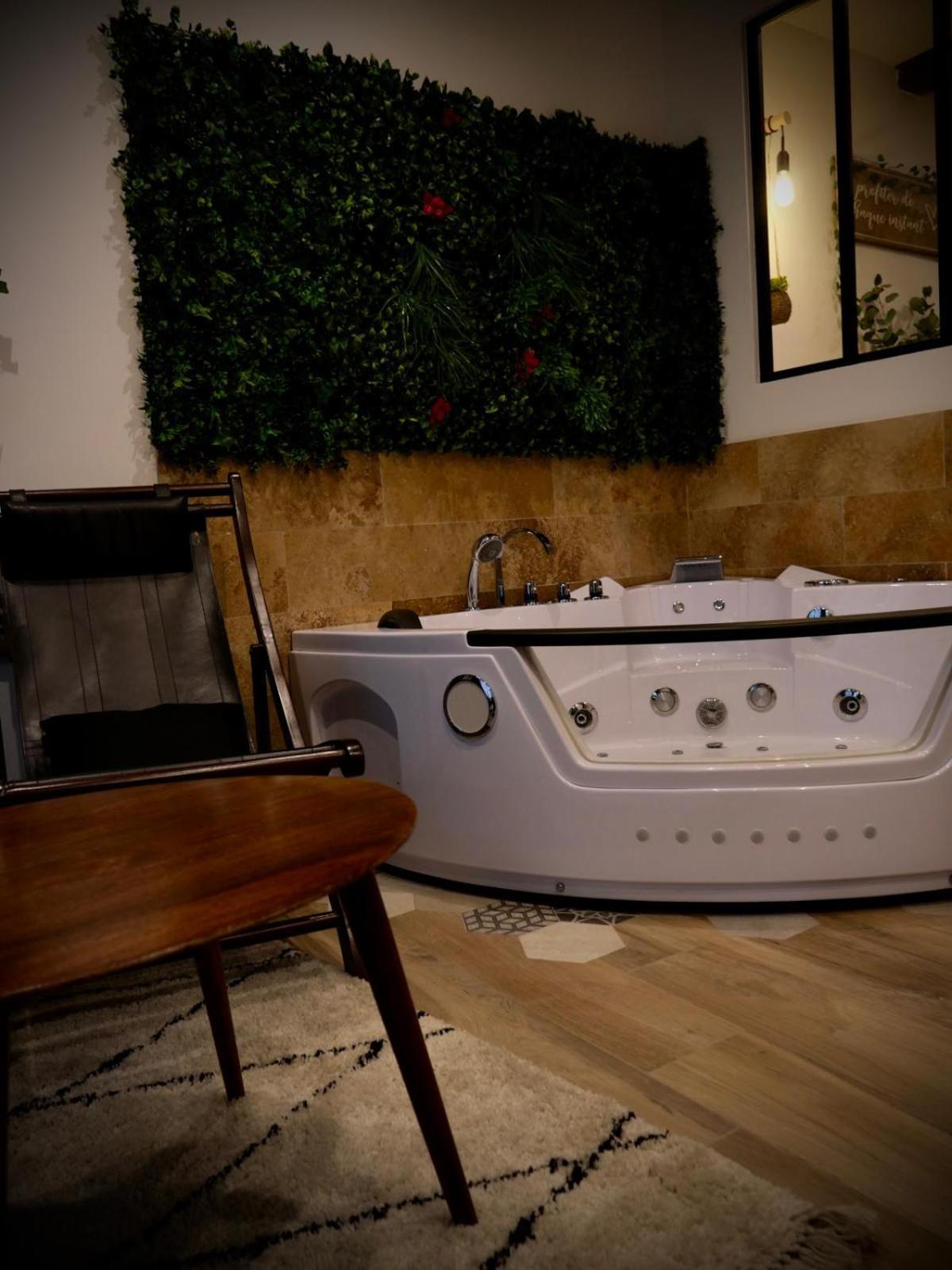 Maison Prestige Le Donjon Des Plaisirs Jacuzzi Montluel Exterior photo